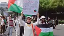 Tantri Namirah juga terlihat turun ke jalan di Monas hari ini, Minggu (5/11/2023) untuk aksi damai bela Palestina. Ia mengenakan kemeja putih yang ditumpuknya dengan vest sweater bernuansa broken white, dipadu celana jeans. Ia mengenakan hijab hitam dan topi putih, mengangkat tulisan dukungan untuk Palestina. [Foto: Instagram/tantrinamirah]