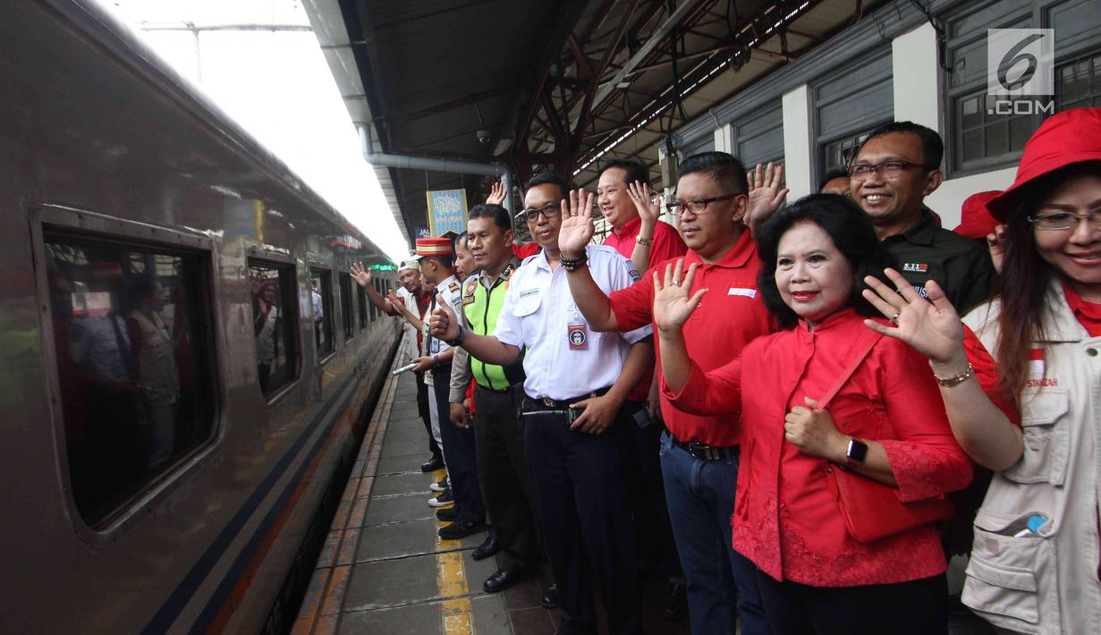 Sekjen DPP PDIP Hasto Kristiyanto melepas mudik gratis bareng PDIP di Stasiun Pasar Senen, Jakarta, Selasa (12/6). Mudik garatis ini dengan tujuan Stasiun Surabaya, Malang, Yogyakarta, dan Semarang. (Liputan6.com/Angga Yuniar)