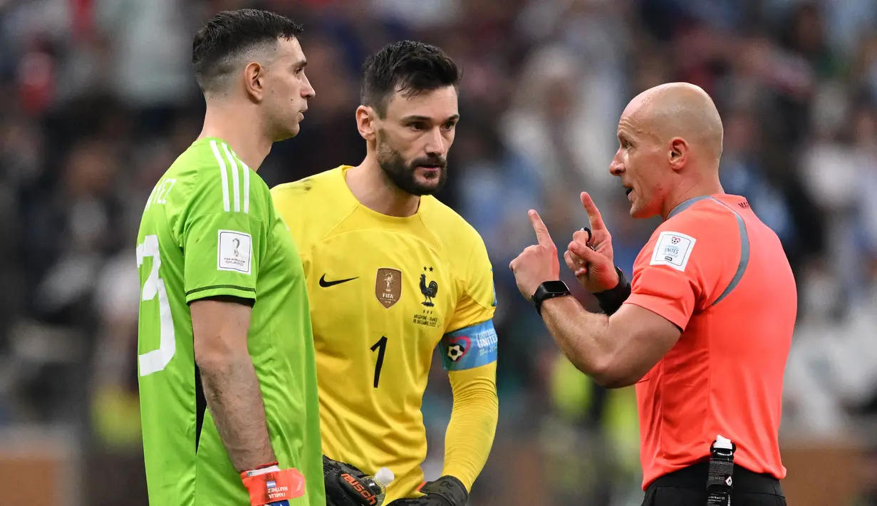 Wasit Szymon Marciniak berbicara dengan kiper Argentina, Emiliano Martinez (kiri) dan kiper Prancis, Hugo Lloris sebelum babak penalti pada laga final Piala Dunia 2022 antara Argentina melawan Prancis di Lusail Stadium, Doha pada 18 Desember 2022. (AFP/Kirill Kudryavtsev)