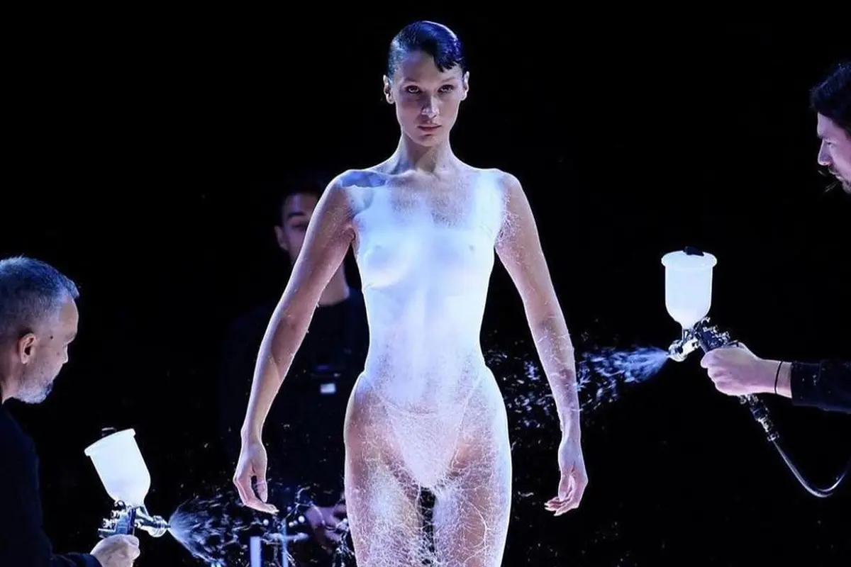 Bella Hadid di pertunjukan Coperni