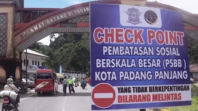 Petugas memeriksa kesehatan pengendara yang masuk ke Kota Padang Panjang.