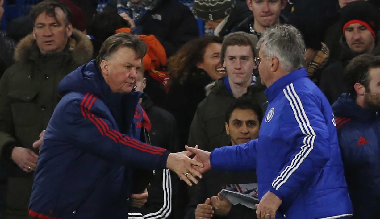 Pelatih Manchester United,  Louis van Gaal (kiri) menjabat tangan Pellatih Chelsea, Guus Hiddink usai laga lanjutan Liga Premier Inggris di Stadion Stamford Bridge,London,Senin (8/2/2016) dini hari WIB. (AFP/Ian Kington)