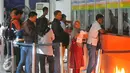 Calon penumpang mengantre di Stasiun Senen, Jakarta, Selasa (20/12). Jumlah penjualan tiket tahun ini naik sekitar 21 persen. (Liputan6.com/Angga Yuniar)