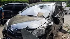 Sebuah mobil milik penyidik bareskrim polri hancur tertimpa marmer gedung akibat gempa bumi