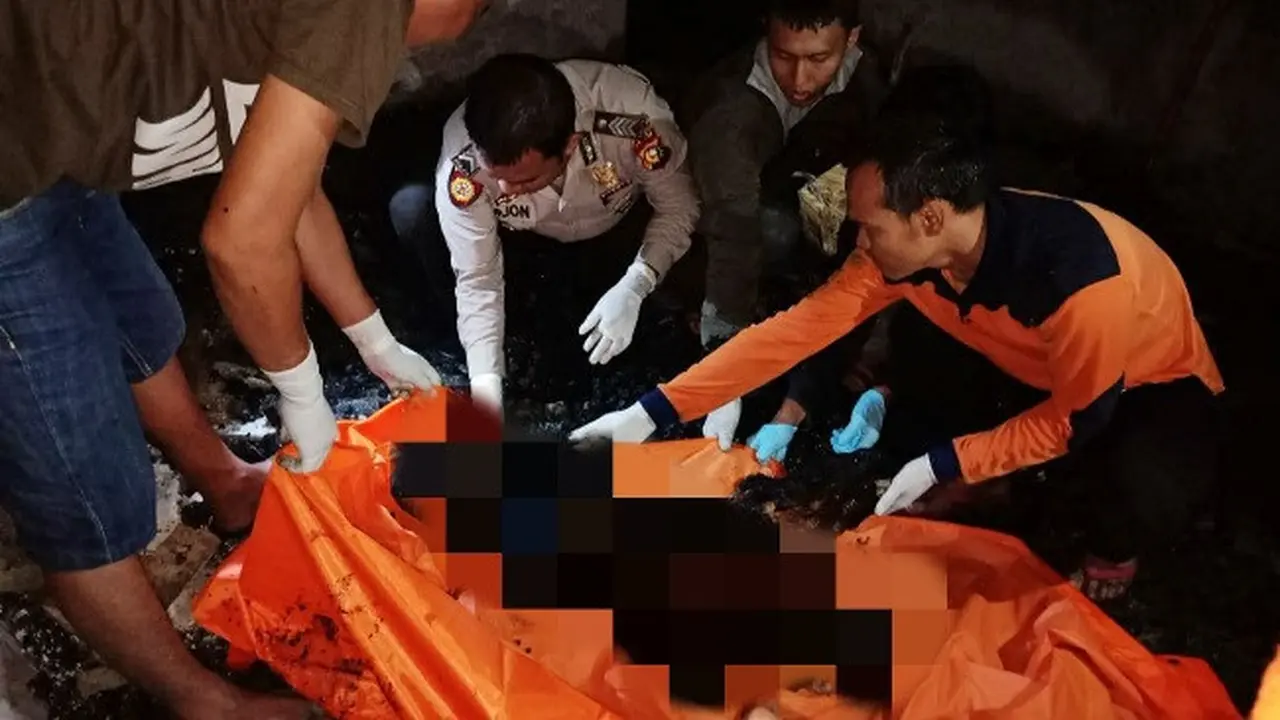 Petugas mengevakuasi korban kebakaran di Rokan Hulu yang hangus karena tidak bisa menyelamatkan diri.
