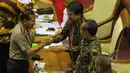 Komjen Pol Badrodin Haiti mendapat ucapan selamat dari anggota Komisi III usai mengikuti Uji kelayakan dan kepatutan (fit and proper test) calon Kapolri di Komisi III DPR, Jakarta, Kamis (16/4/2015). (Liputan6.com/Helmi Afandi)