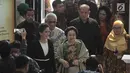 Ketua Dewan Pengarah BPIP Megawati Soekarnoputri disambut Duta Arsip Nasional PDIP Rieke Diah Pitaloka saat tiba menghadiri Peringatan 73 Tahun Lahirnya Pancasila di Museum Filateli, Jakarta, Kamis (31/5). (Merdeka.com/Iqbal S. Nugroho)