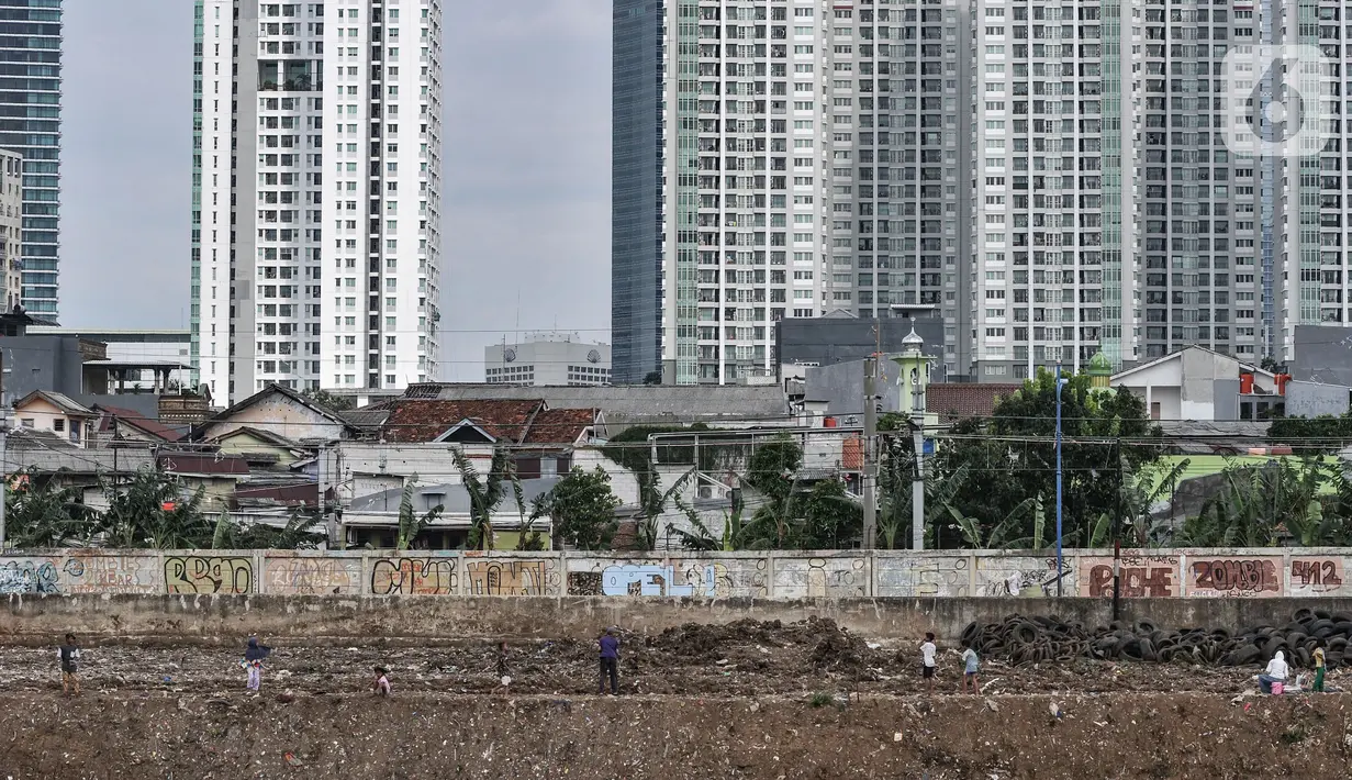 Anak-anak saat bermain dengan latar belakang gedung bertingkat di kawasan Petamburan, Jakarta, Selasa (23/11/2021). Kenaikan pendapatan negara dari sebesar Rp1.277 triliun pada 2020 menjadi sebesar Rp1.510 triliun pada 2021. (merdeka.com/Iqbal S. Nugroho)