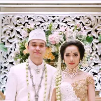 Perasaan gugup dirasakan Karina sejak di hotel. Demi mengusir rasa nervous jelang akad nikah, pemain film Raksasa dari Jogja itu banyak melakukan dzikir. (Adrian Putra/Bintang.com)