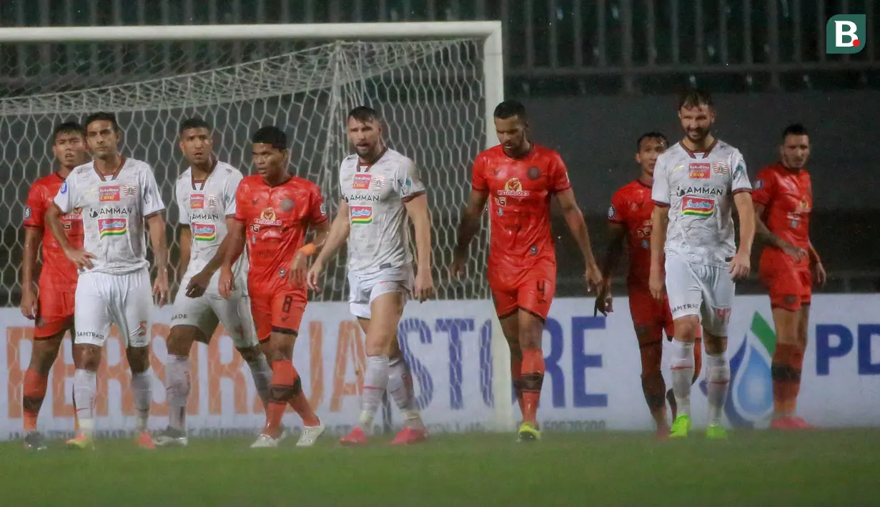 Laga dapat kembali dilanjutkan usai hujan reda. (Bola.com/M Iqbal Ichsan)