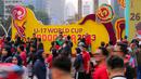 Sejumlah warga dengan antusias mengabadikan momen dengan latar tulisan Piala Dunia U-17 2023 dalam rangkaian acara Trophy Experience saat Hari Bebas Kendaraan Bermotor di kawasan Bundaran HI, Minggu (15/10/2023). (Bola.com/Bagaskara Lazuardi)