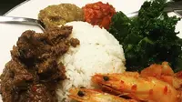 Rendang daging sapi, udang dan kentang sambal merah balado, kale, telur dalam saus kelapa, bakwan jagung, nasi, sambal merah dan hijau milik Maria Ismawaty. (Dok Pribadi)