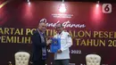 Ketua KPU RI Hasyim Asy'ari menerima berkas dari Waketum DPP Partai Nasdem H Ahmad Ali di Gedung Komisi Pemilihan Umum (KPU) RI, Jakarta, Senin (1/8/2022). Pendaftaran calon partai politik (parpol) peserta Pemilu dimulai tanggal 1 hingga 14 Agustus 2022. Pada hari pertama partai yang mendaftar yakni PDIP, PKS, PKP, Partai Reformasi, Partai Nasdem, Partai Prima, Perindo, dan PBB. (Liputan6.com/Angga Yuniar)