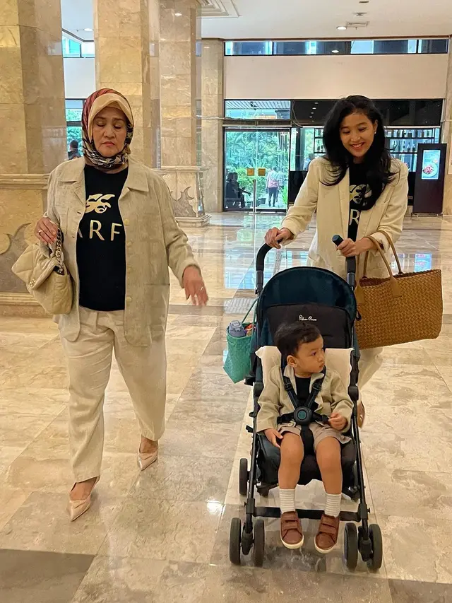 6 Potret Olivia Zalianty Pakai Daster Makan di Pinggir Jalan, Ajak Ibu dan Anak