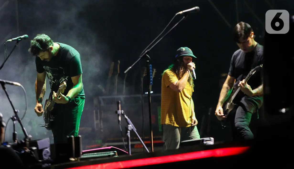 Saosin membuka konser lewat lagu “It’s Far Better To Learn”. (Liputan6.com/Herman Zakharia)