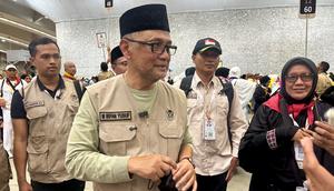 Menhaj Moch Irfan Yusuf melempar Jumrah Ula di Jamarat, Mina, Makkah. (Liputan6.com/Asnida Riani/Media Center Haji 2026).