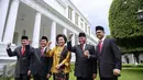 (Ki-ka) Saut Situmorang, Alexander Marwata, Basaria Panjaitan, Agus Rahardjo, Laode M Syarif tiba di Istana Negara, Jakarta, Senin (21/12/2015). Presiden Jokowi melantik lima pimpinan KPK periode 2015-2019. (Liputan6.com/Faizal Fanani)