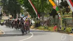 Sejumlah pebalap melewati Kecamatan Jajag, Banyuwangi dalam Etape 3 ITdBI yang menempuh jarak 201,7 Km, (18/10/2014). (Liputan6.com/Helmi Fithriansyah)