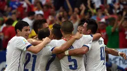 Pemain Chile merayakan kemenangan atas Spanyol 2-0 di babak penyisihan Piala Dunia Grup B di Stadion Maracana, Rio de Janeiro, Brasil (19/6/2014). (AFP PHOTO/Christophe Simon)