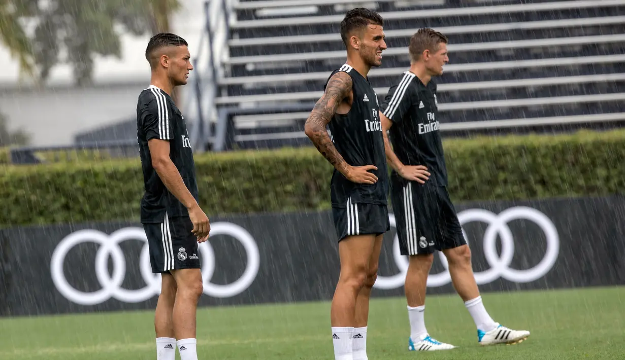 Para pemain Real Madrid saat berlatih di Florida International University di Miami, Florida, (29/7). Madrid akan bertanding melawan Manchester United di International Champions Cup pada hari Selasa di Miami. (AP Photo/Ellis Rua)
