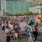 Warga dan pedagang kaki lima (PKL) memadati kawasan car free day (CFD), Bundaran HI, Jakarta, Minggu (4/8/2019). Kurangnya pengawasan petugas menyebabkan banyak PKL berjualan tidak pada tempat yang telah disediakan oleh Pemprov DKI Jakarta. (Liputan6.com/Faizal Fanani)