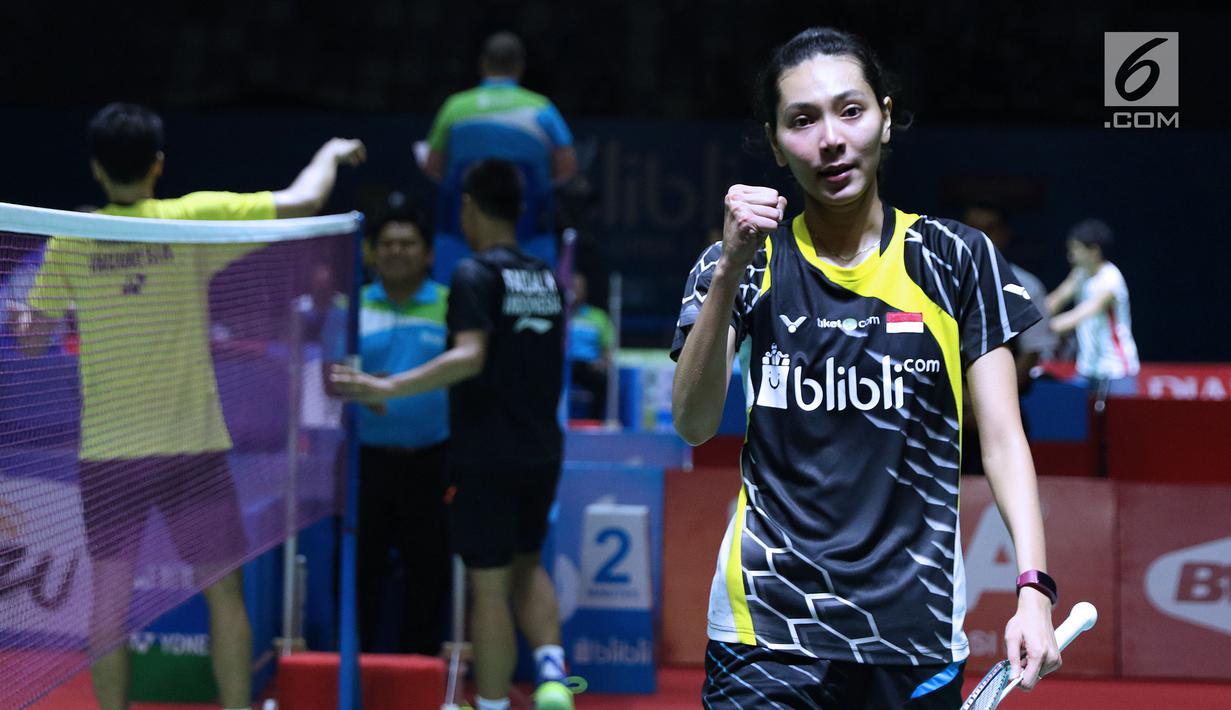 Ganda campuran Indonesia, Gloria Emanuelle Widjaja mengepalkan tangan usai mengalahkan Ricky Karandasuwardi/Debby Susanto pada8 besar Indonesia Open 2018 di Istora GBK, Jakarta, Jumat (6/7). (Liputan6.com/Helmi Fithriansyah)