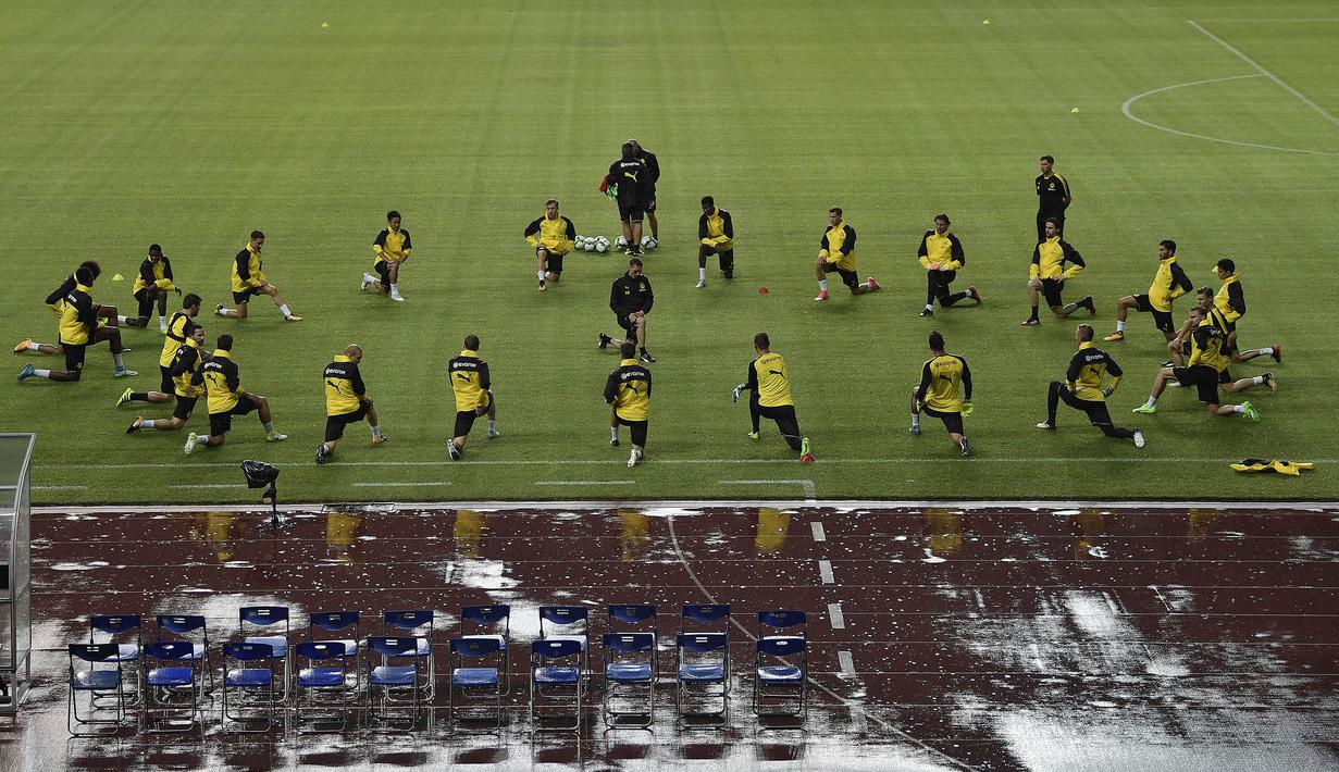 Para pemain Dortmund melakukan pendinginan usai latihan di Guangdong, Cina, Senin (17/7/2017). Dortmund akan menghadapi AC Milan pada laga International Champions Cup. (AFP)