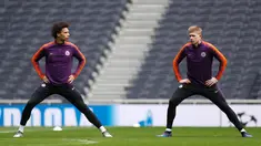 Pemain Manchester City Leroy Sane dan Kevin De Bruyne berlatih jelang menghadapi Tottenham Hotspur pada leg pertama perempat final Liga Champions di Stadion Tottenham Hotspur, London, Inggris, Senin (8/4). City yakin menang meski bermain di stadion baru Tottenham. (Reuters/John Sibley)