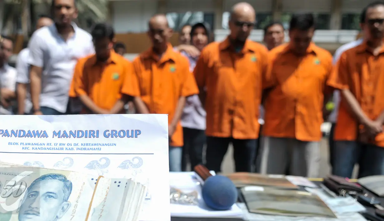Barang bukti kasus dugaan penipuan, penggelapan dan TPPU Pandawa Group di Polda Metro, Jakarta, Kamis (9/3). Ditreskrimsus Polda Metro Jaya rilis 22 tersangka kasus dugaan penipuan, penggelapan dan TPPU Pandawa Group. (Liputan6.com/Yoppy Renato)