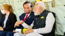 Presiden Joko Widodo atau Jokowi (kedua kanan) berbincang dengan Perdana Menteri India Narendra Modi dalam helikopter menuju lokasi KTT G7 di Munich, Jerman, 27 Juni 2022. Jokowi juga akan mendorong negara-negara G7 secepat-cepatnya mencari solusi dalam menghadapi krisis pangan dan krisis energi yang sedang melanda dunia. (Foto: Muchlis Jr - Biro Pers Sekretariat Presiden)
