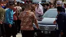 Putri Presiden Jokowi, Kahiyang Ayu turun dari mobil setibanya di lokasi upacara adat pemberian marga di rumah paman Bobby Nasution, di Medan, Selasa (21/11). Kahiyang tampil cantik mengenakan kebaya brokat berwarna pink. (Liputan6.com/Johan Tallo)