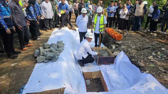 Proses pembangunan jalan di Sawangan. (Liputan6.com/Dicky Agung Prihanto)
