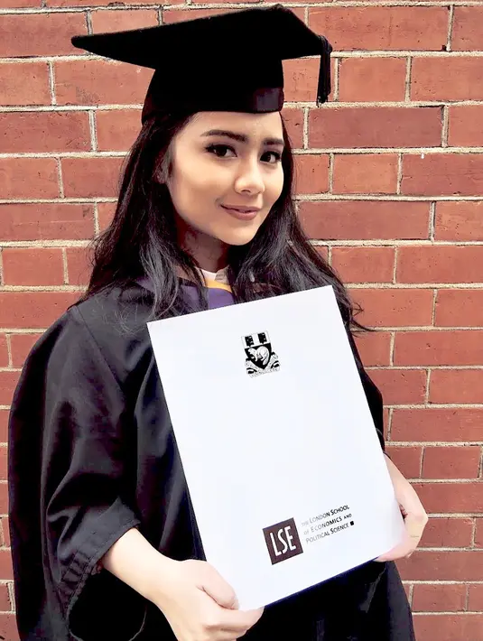 <p>Jarang terdengar kabarnya, Gita Gutawa ternyata sudah menyelesaikan pendidikan masternya di London School of Economics and Political Science, Inggris. Universitas ini merupakan salah satu yang terbaik dalam bidang ekonomi di Inggris. Berbeda dengan bidang yang ditekuninya, Gita memilih untuk mengambil jurusan ekonomi melalui beasiswa LPDP. (Instagram/gitagut)</p>