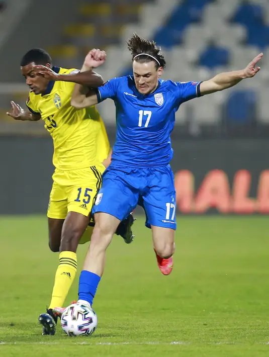 Pemain Swedia Alexander Isak (kiri) memperebutkan bola dengan pemain Kosovo Benjamin Kololli pada pertandingan Grup B kualifikasi Piala Dunia 2022 di Stadion Fadil Vokrri, Pristina, Kosovo, Minggu (28/3/2021). Swedia menang 3-0. (AP Photo/Visar Kryeziu)