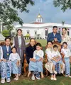 Sebelum lengser, Presiden Jokowi dan keluarganya termasuk para mantu dan cucu berfoto di depan istana negara di Bogor. Tampak Erina Gudono pun masih dalam keadaan hamil saat foto ini diambil oleh Rio Motret. [@riomotret]
