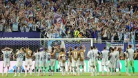 Suporter Argentina merayakan kemenangan 3-2 pada pertandingan babak 32 besar Piala Dunia 2026 antara Argentina dan Cabo Verde di Stadion Miami pada 4 Juli 2026 di Miami Gardens, Florida. (Michael Reaves/Getty Images melalui AFP)