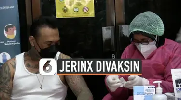 Musikus Jerinx SID disuntik vaksin covid-19 di Polda Metro Jaya hari Minggu (15/8) siang. Ia mengaku melakukan konsultasi dulu sebelum divaksin. Kenapa?