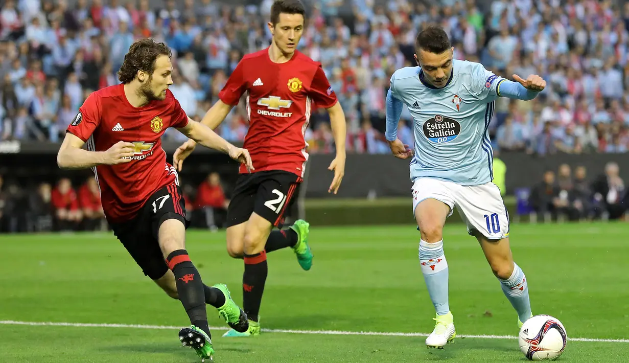 Penyerang Celta Vigo, Lago Aspas (kanan) berusaha melewati dua pemain Manchester United Vigo pada pertandingan leg pertama semifinal Liga Europa di stadion Balaidos, Spanyol (5/5). MU menang 1-0 atas Celta Vigo. (AFP Photo/Cesar Manso)