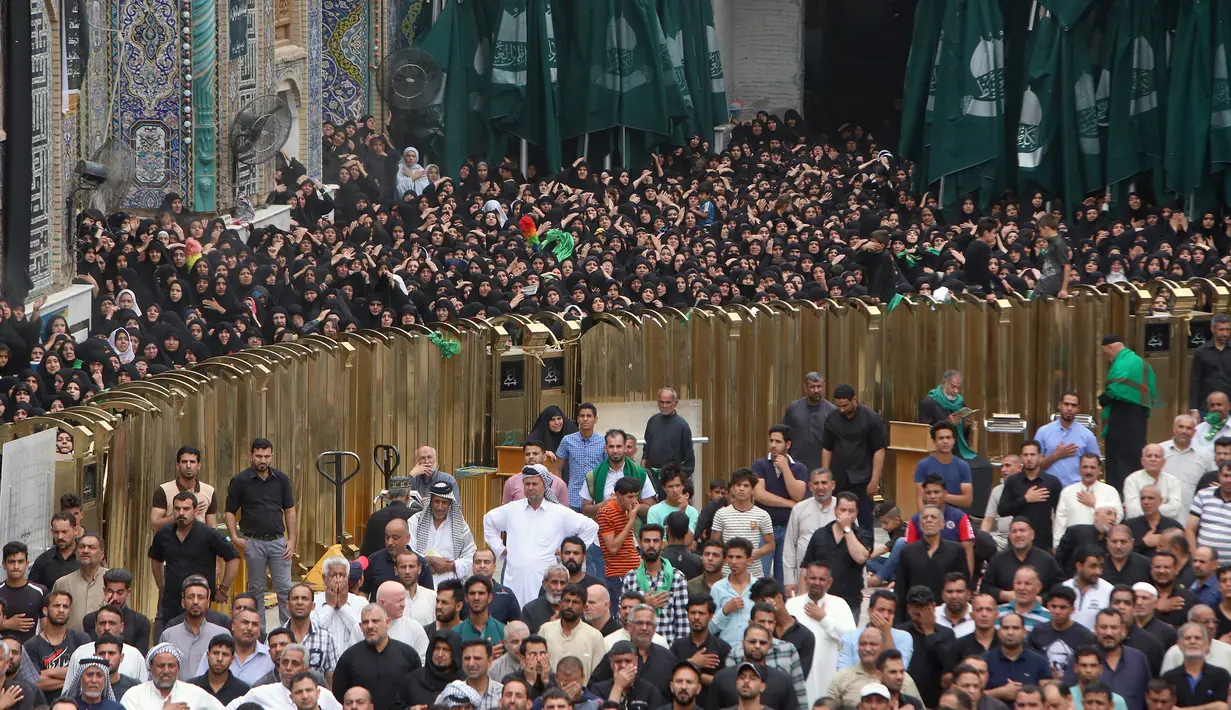 Ribuan umat Syiah Irak menyaksikan peti jenazah yang menyimbolkan Musa al-Kadhim saat memperingati wafatnya Imam Musa al-Kadhim di Kadhimiya, distrik utara Baghdad, Irak (23/4). (AFP/Sabar Arar)