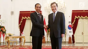 Presiden Joko Widodo berjabat tangan dengan Perdana Menteri Korea Selatan Lee Nak-yeon saat kunjungan kenegaraan di Istana Merdeka, Jakarta, Senin (20/8). (Liputan6.com/HO/Pur)