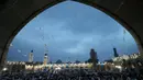 Para jamaah berdoa pada hari pertama Idul Fitri di masjid Muslim Sunni Abdul Qader al-Kilani di Baghdad pada 10 April 2024. (AHMAD AL-RUBAYE/AFP)