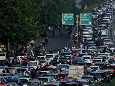 Sejumlah kendaraan terjebak kemacetan di Terusan Casablanca, Kampung Melayu, Jakarta, Senin (18/7). Memasuki hari pertama masuk sekolah pasca libur Lebaran 2016, jalanan Jakarta kembali macet. (Liputan6.com/Johan Tallo)