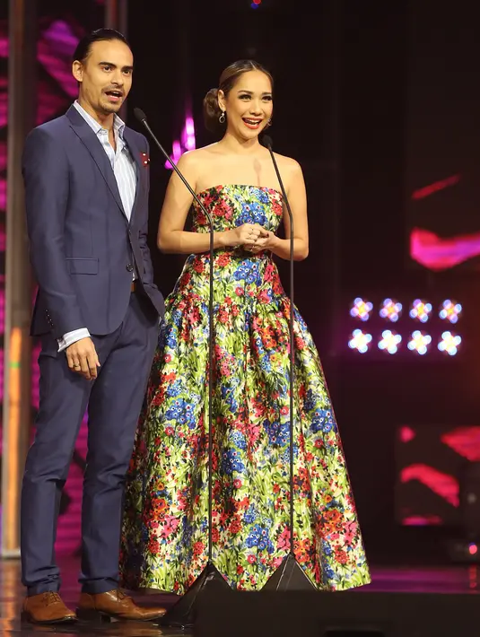 Tidak hanya mengenakan gaun yang indah, penampilan Bunga Citra Lestari tampak sempurna dengan pemilihan makeup yang pas. (Bambang E. Ros/Bintang.com)