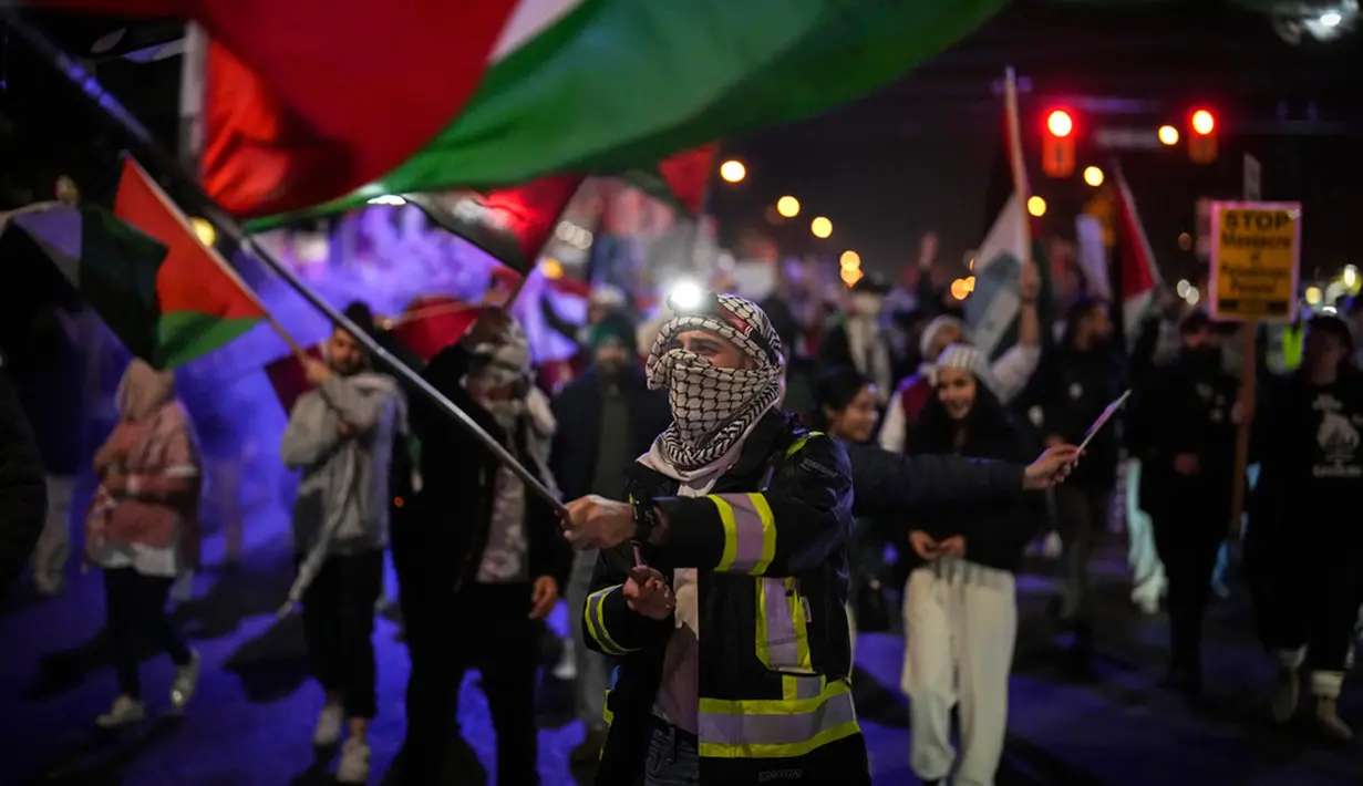 Kelompok tersebut mengatakan Sim dan pejabat kota lainnya secara lahiriah mendukung komunitas Yahudi. Hal ini terjadi setelah Sim menarik perhatian karena menghadiri rapat umum “We Stand With Israel” di Vancouver yang diapit oleh MLA provinsi dan anggota parlemen federal. (Darryl Dyck/The Canadian Press via AP)