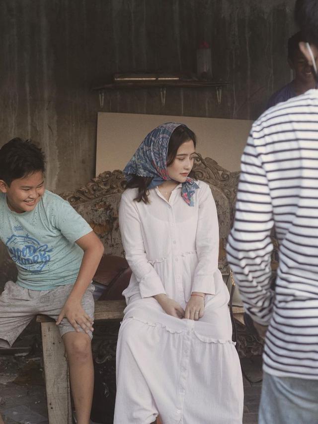 6 Pemotretan Prilly Latuconsina di Pinggir Jalan, Tampil Mewah dan Menawan