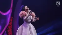  Penampilan Aktris Prilly Latuconsina saat berkolaborasi dengan Armada Band ketika membawakan lagu Asal Kau Bahagia pada malam puncak HUT ke-27 SCTV di Hall D, Jiexpo Kemayoran, Jakarta, Kamis (24/8). (Liputan6.com/Herman Zakharia)