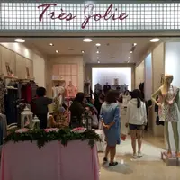 Peluncuran koleksi pakaian musim semi dari brand ternama ini menampilkan sentuhan fashion ilustrator. (via: istimewa)