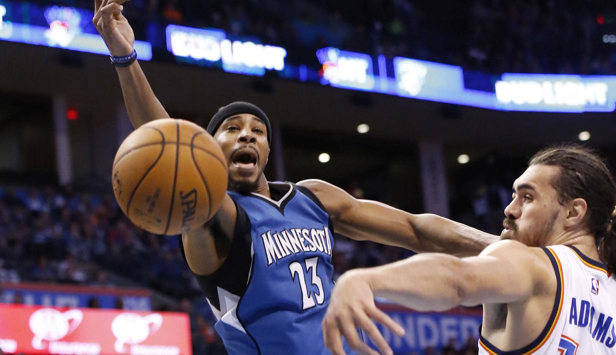 Pemain Oklahoma City Thunder, Steven Adams (kanan) menghalau bola dari kejaran pemain Minnesota Timberwolves, Toure Murry #23 pada laga NBA basketball preseason game di Oklahoma City, Senin (17/10/2016) WIB. (AP/Sue Ogrocki)
