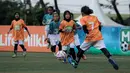 <p>Para pemain SDN Pulogebang 13 (oranye) berebut bola dengan para pemain SDN Gedong 03 (biru) dalam laga final MilkLife Soccer Challange Jakarta 2025 kelompok umur 10 tahun yang berlangsung di Kingkong Soccer Arena, Cijantung, Jakarta Timur pada Minggu (04/05/2025). (Bola.com/Bagaskara Lazuardi)</p>
