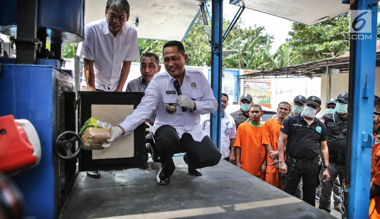 Kepala BNN Komjen Pol Budi Waseso memegang barang bukti sabu saat pemusnahan di Jakarta, Kamis (14/9). BNN memusnahkan 39,96 kilogram sabu hasil dari penangkapan jaringan internasional sindikat narkotika Aceh - Malaysia. (Liputan6.com/Faizal Fanani)